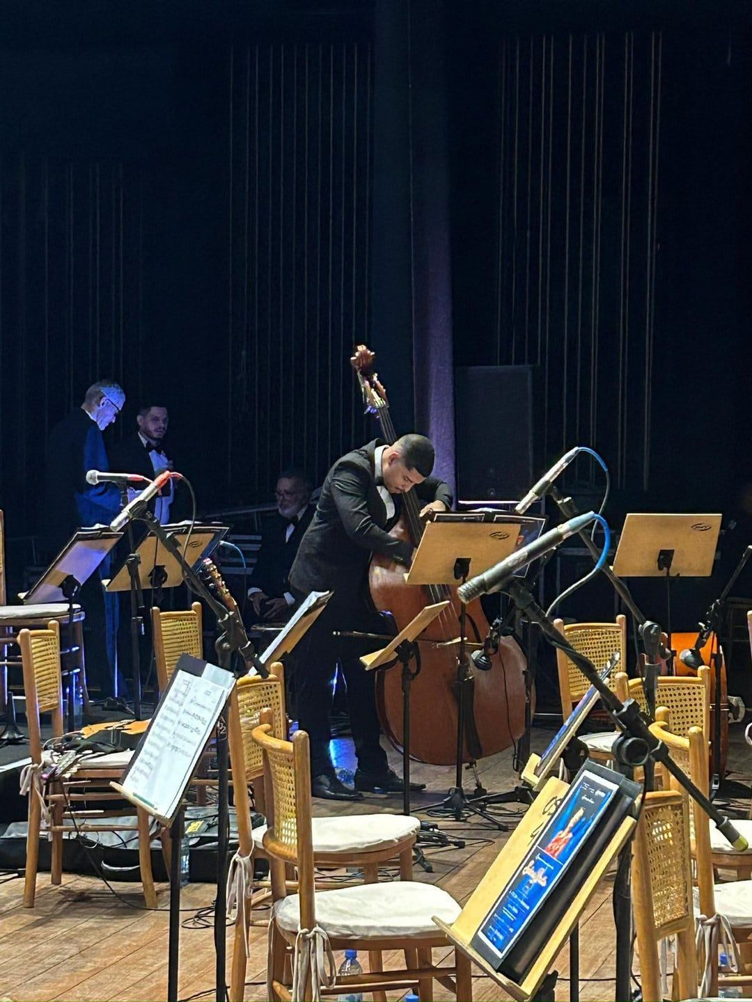 Luiz Guilherme em concerto, com partitura em tablet