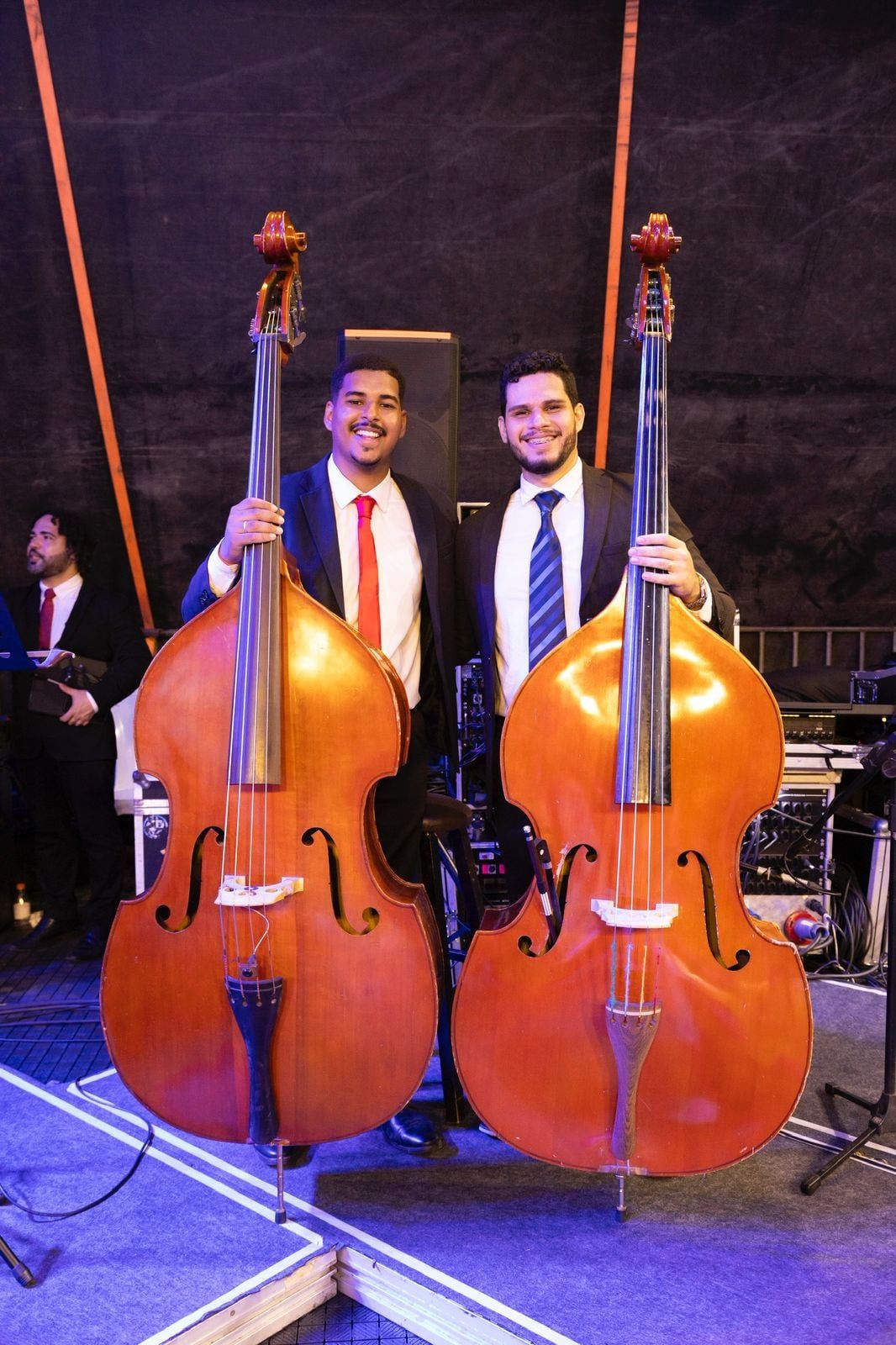 Dois contrabaixistas posando com seus instrumentos