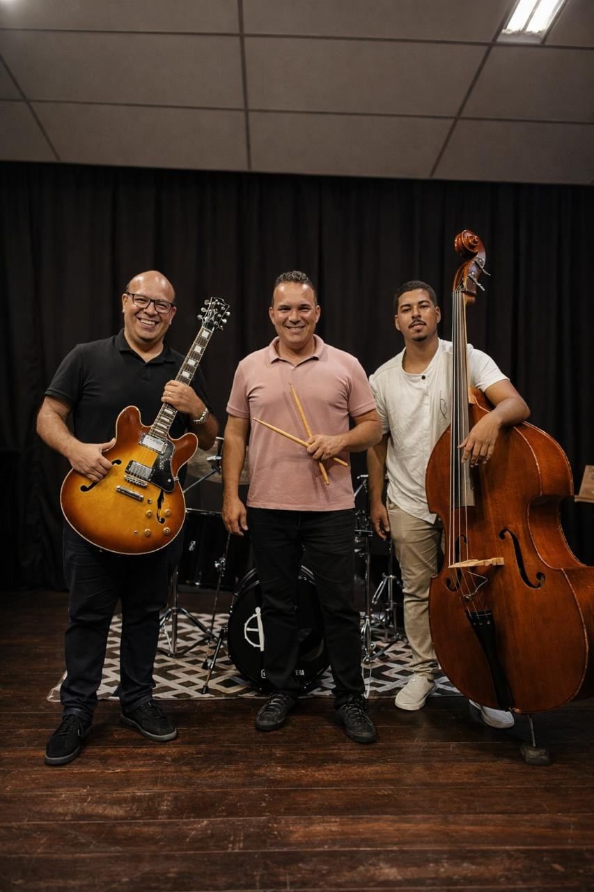 Trio do projeto Entre Nós: violonista, guitarrista e contrabaixista
