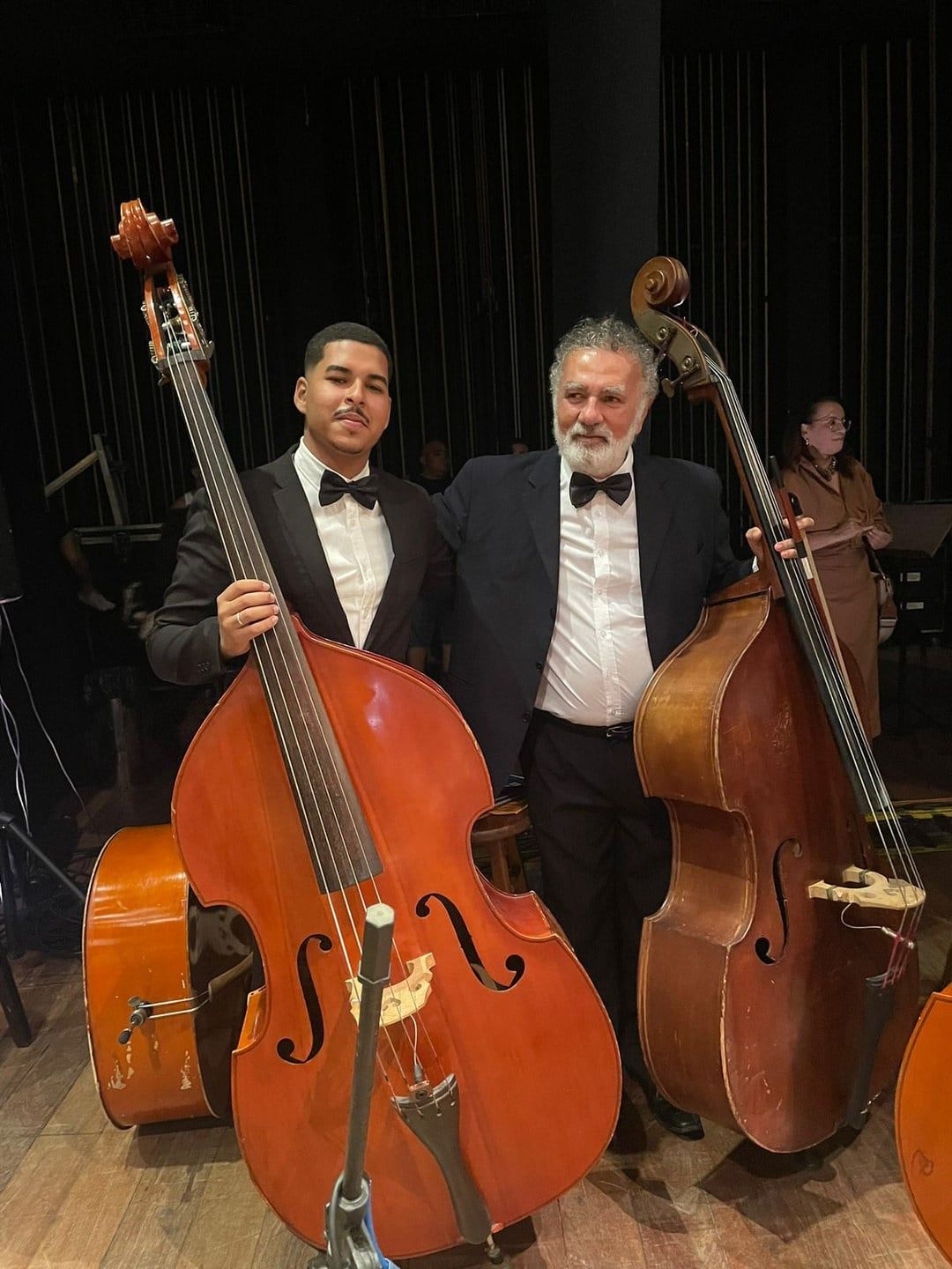 Luiz Guilherme ao lado do professor Felix Baigon, com seus contrabaixos