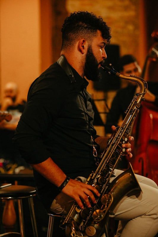 Saxofonista em apresentação de jazz