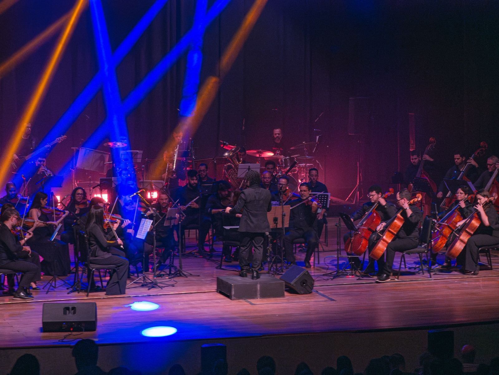 Orquestra Filarmônica de Alagoas em concerto sob luz azul